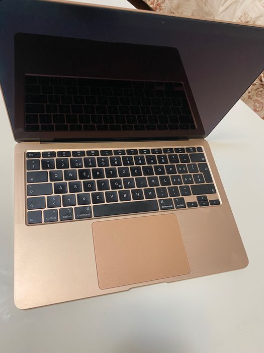 Vând MacBook Air 2020