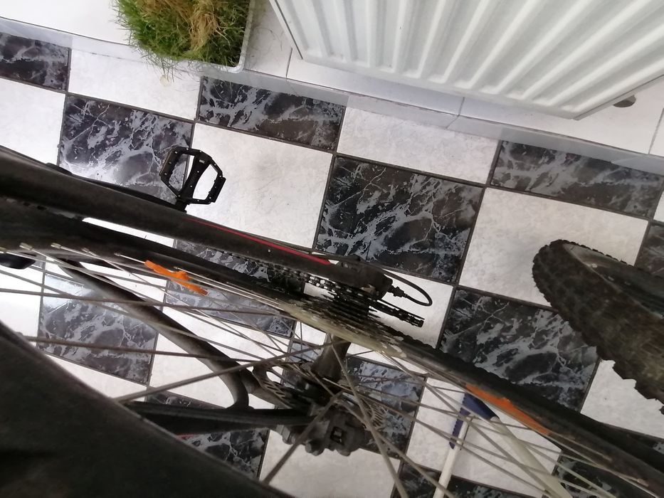 Bicicleta specialisez cu suspensie pe fata Rock Shox