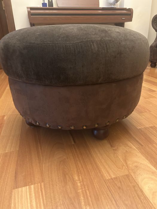 Canapea chesterfield si 2 tabureti