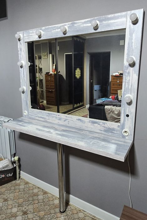 Зеркало с подставкой