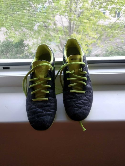 Футболни обувки купувани от Италия