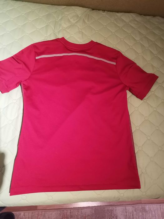 Продавам футболна фланелка на Испания