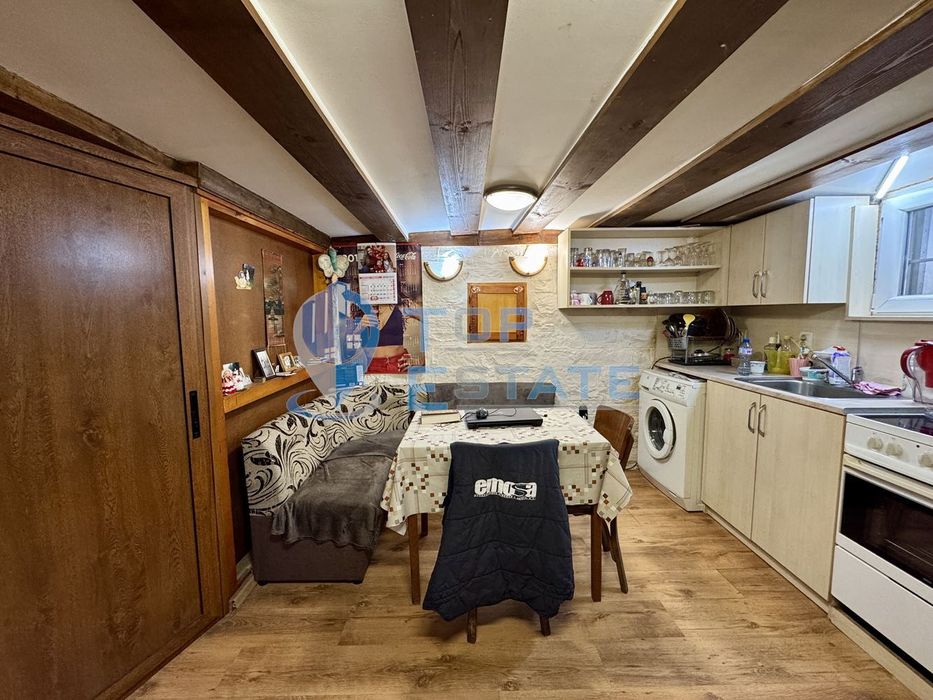 Двуетажна къща с кладенец в село Добри дял, област Велико Търново