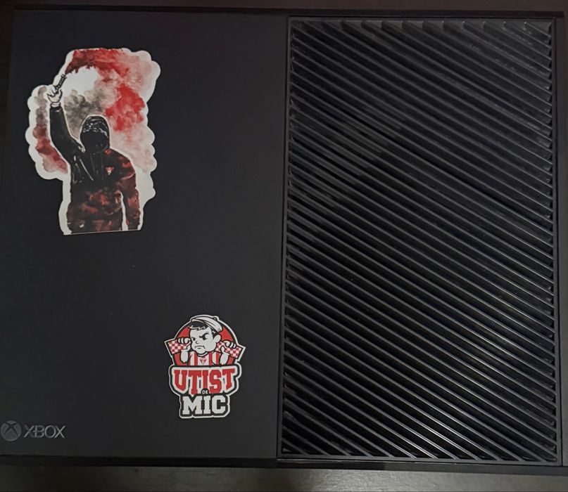Xbox one 1 tb gta V , rainbowsix siege, call of duty