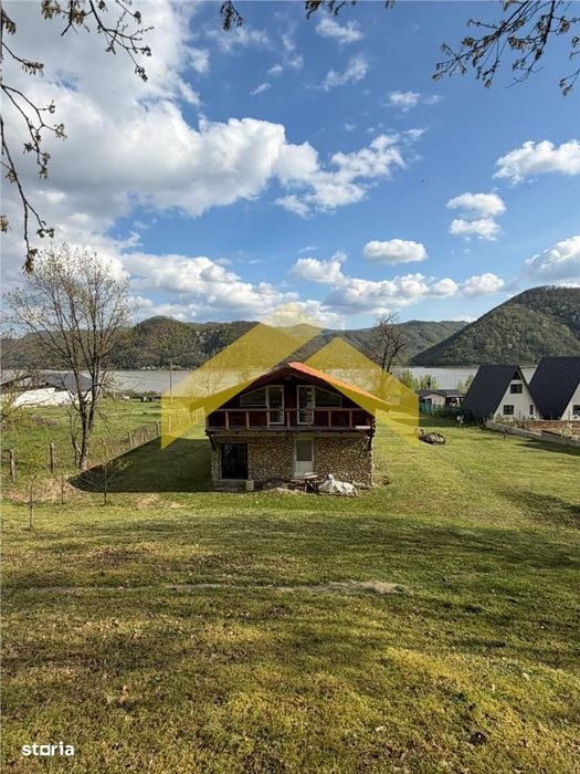 Cabana din piatra de codru si busteni pe Clisura Dunarii, Caraș-S