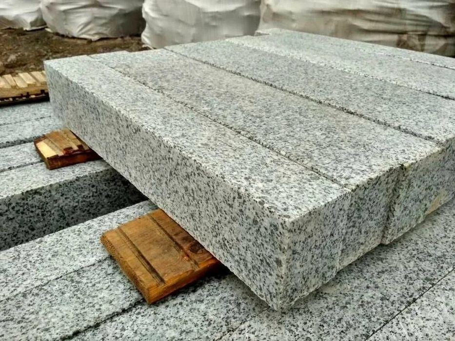 Бордюр гранитный