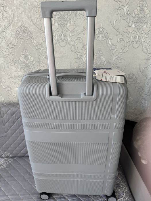 продам новый большой чемодан