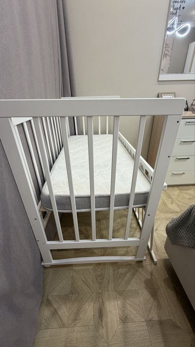 Продам детскую кроватку с матрасом