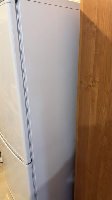 Продам холодильник Indesit