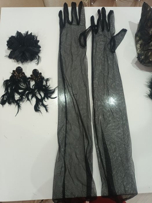 Черни ръкавици и обици