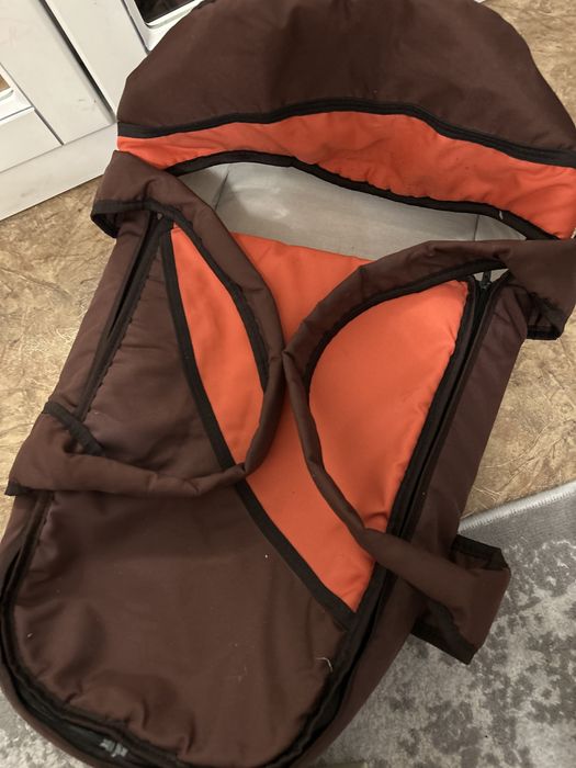 Коляска сатамын. Бала жататыны да бар.