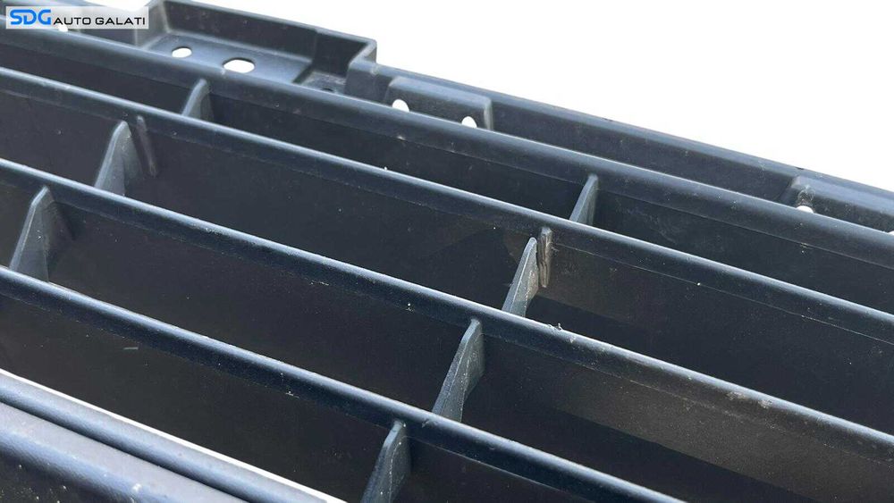 Grila Centrala Inferioara de pe Bara Spoiler Fata Renault Megane 3 FL Facelift 2013 - 2016 Cod 622548366R (Prezinta Mici Fisuri Intre Grile) [LC1417]