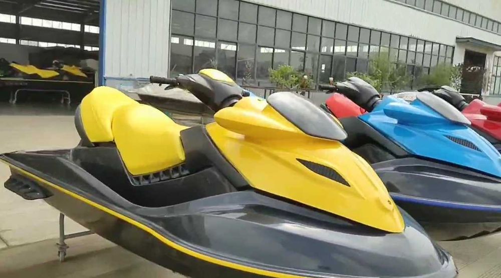 ЛУКСОЗНИ Jet Ski (3 местна) (4-тактов, 1400 коня) (4 ЦВЯТА)