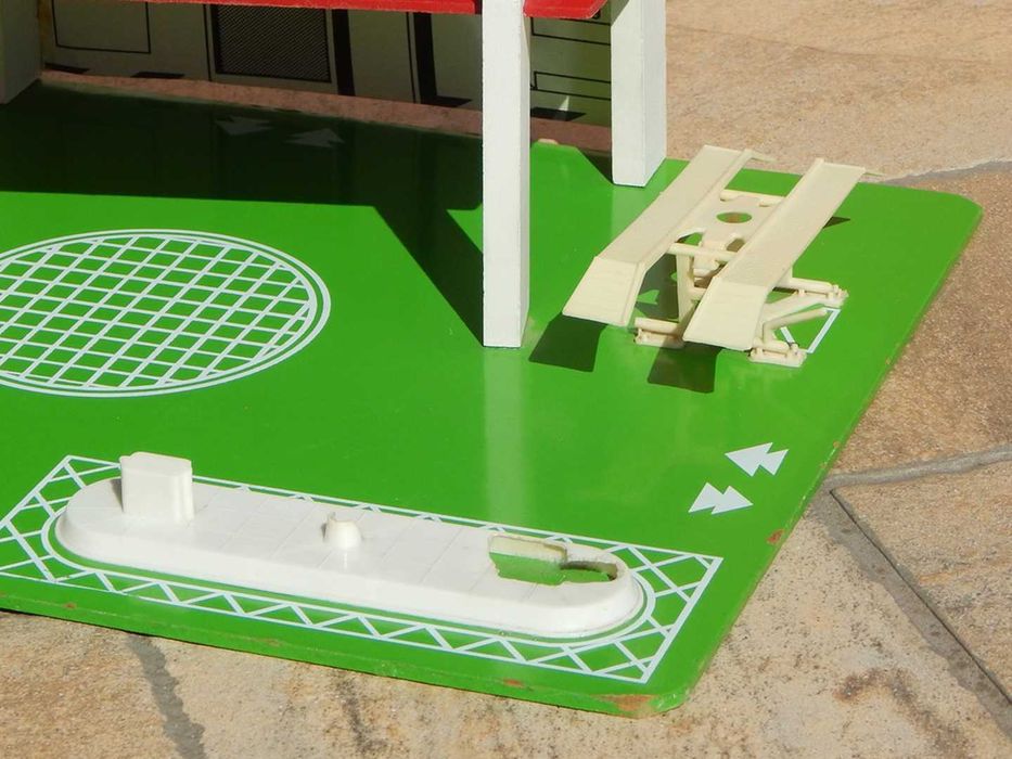 Macheta diorama service garaj cu 2 elevatoare, parcare si heliport