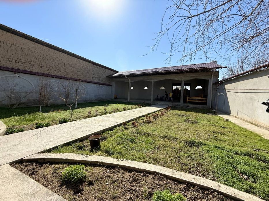 Hovli sotiladi srochni