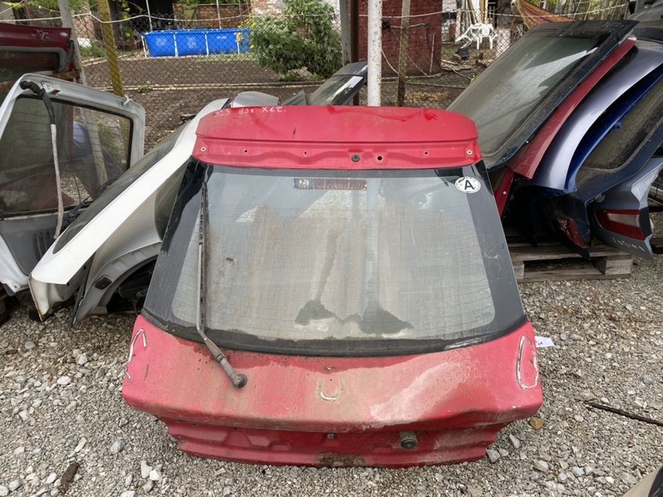 Задна врата баганник стъкло пета врата mazda323f