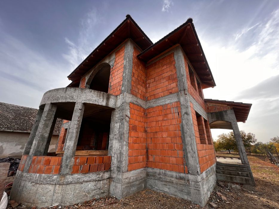 Casă la roșu la 30 de km arad