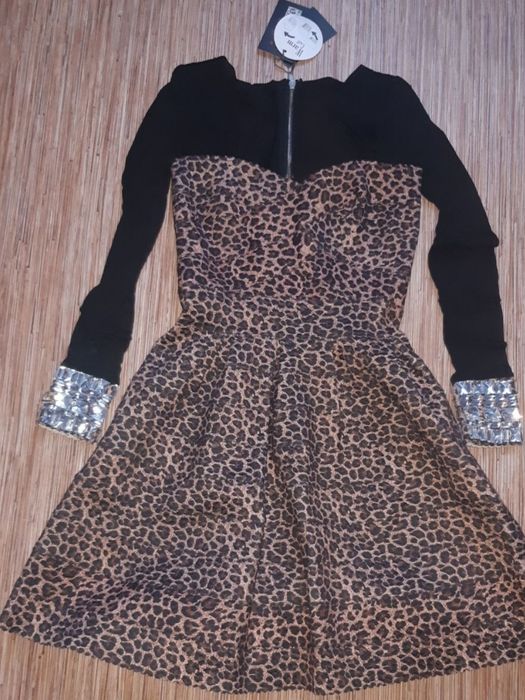 Продам платья, жилет. Новые. Размер 42-44.