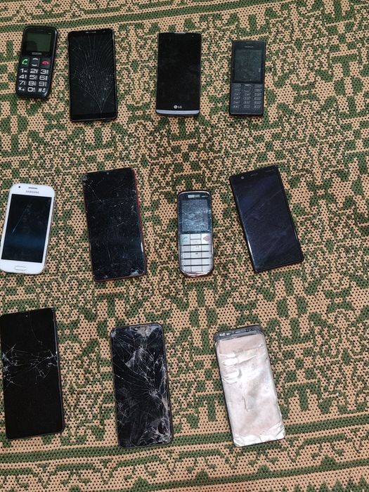 ( negociez cu pretul !! ) Vand telefoane pentru piese/components,  unele merg, unele nu prea.