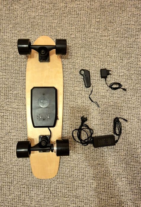Skateboard Electric Cruiser 74cm Nou