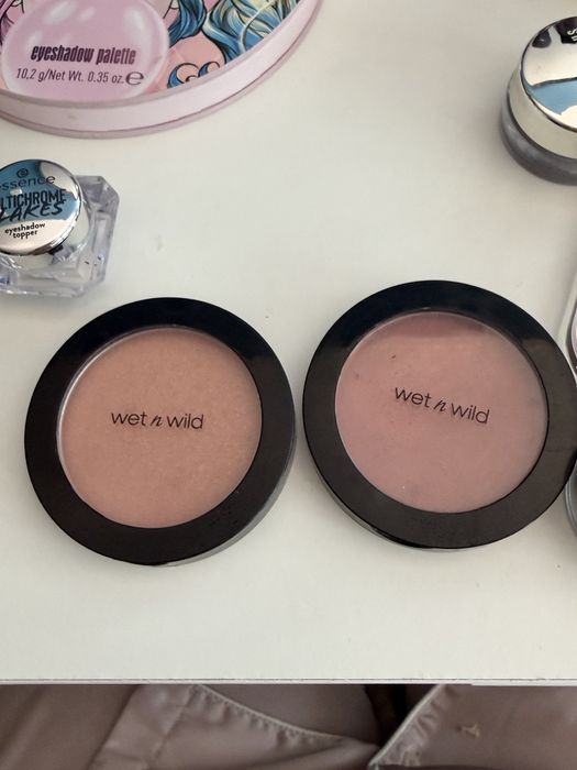 различни гримове (mac, essence)