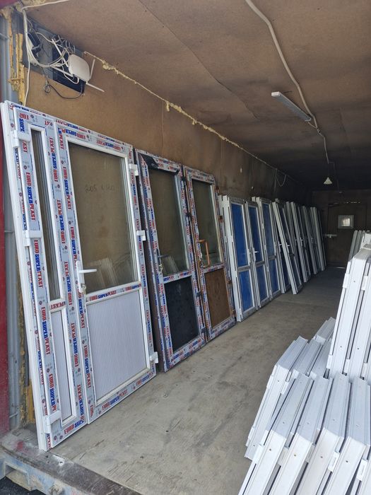 Продаю окна ,двери, витржы.