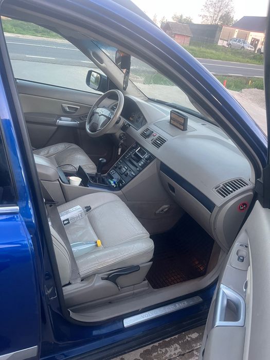 Vand Volvo xc90 2.4 D stage 1   Acte la zi . Masina nu este pentru pretentioși , circula zilnic dar ar mai fii ceva bani de investit