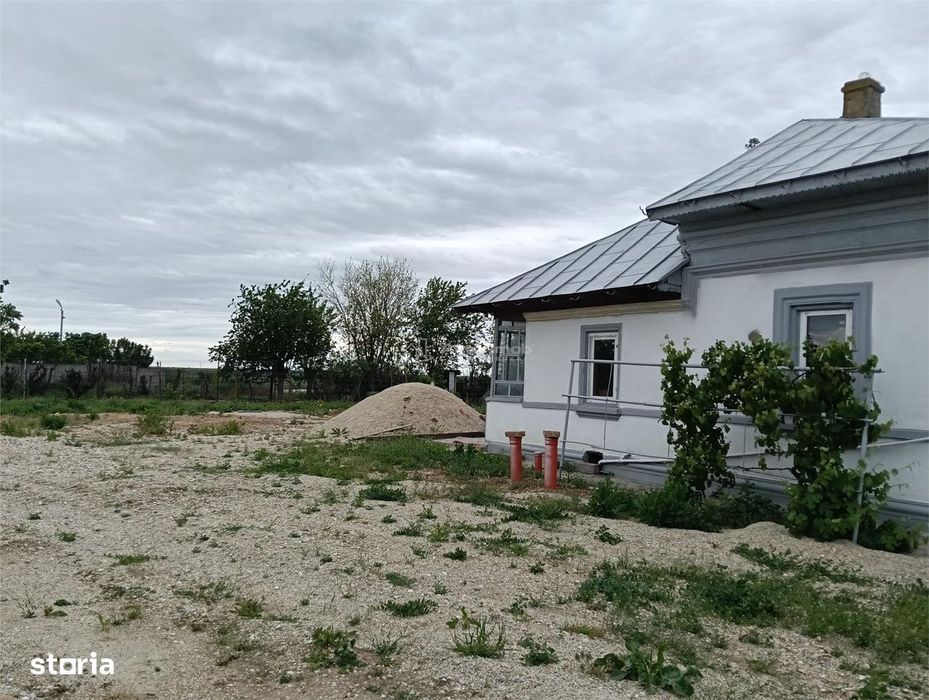 Casa individuala reconditionata partial-Teren 900 mp-Toate utilitatile