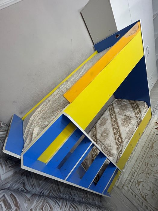 Двухярусная кровать с матрасам