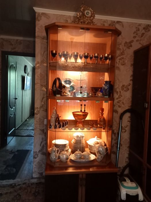 Отдам даром стенку