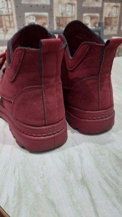 Продаю демисезонные ботинки