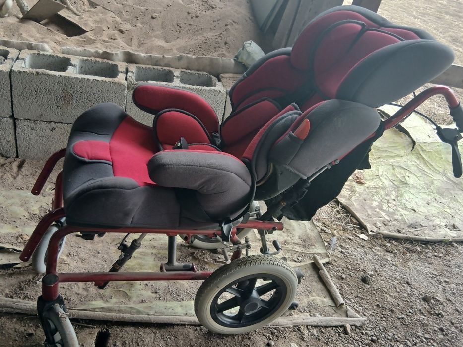 Продам инвалидную детскую коляску