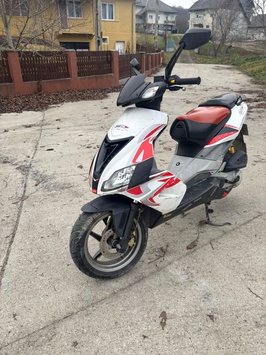Vând sau schimb scuter aprilia SR cu acte de Franța în perfectă stare