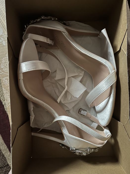 Sandale de mireasa cu aplicații/model