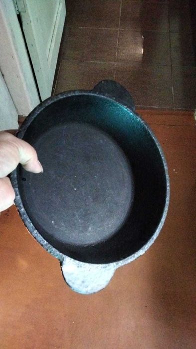 Чугунная сковорода с высокими бортиками, 2,3 литра.