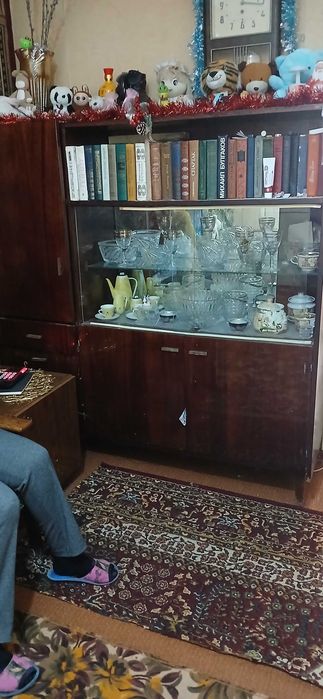 Сервант в  зал . Цена договорная.