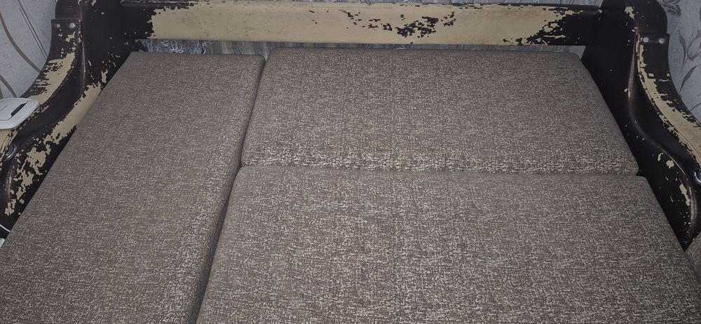 Диван, отдам даром.