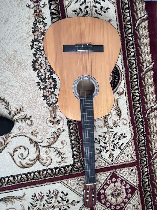 Продам акустическую гитару