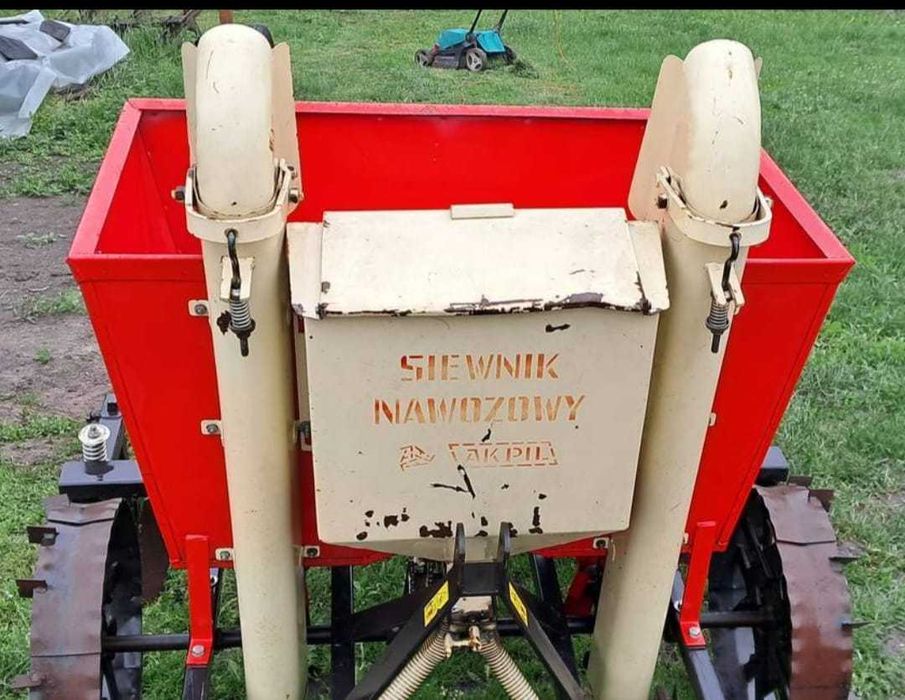 Mașină de plantat pe două randuri