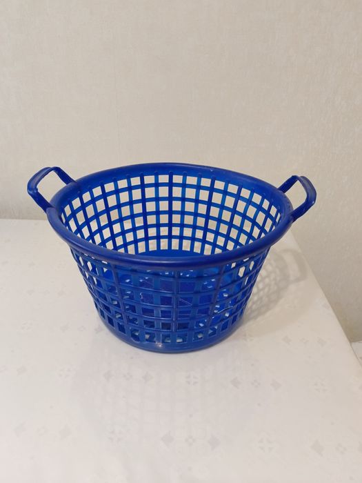 Продам корзину для вещей,,ковшик,щетки,совок
