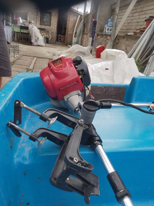 Лодка тримаран със двигател