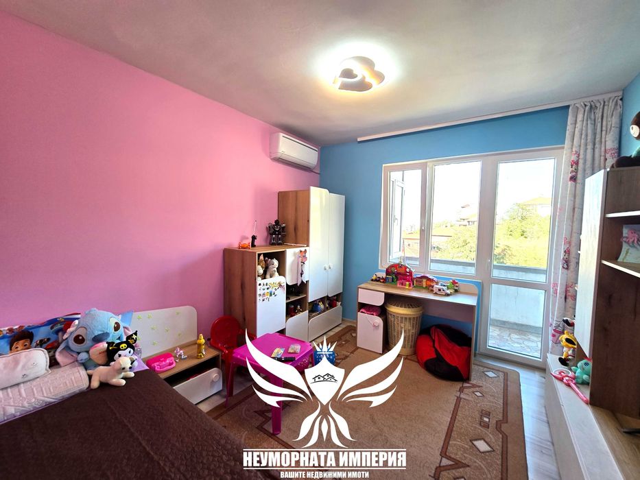 Продавам тристаен/четиристаен 121кв.м. с гараж, изба и таван в гр.Асеновград широк център