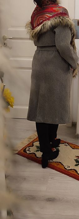 Pardesiu model deosebit petrecut si buzunare laterale, gri deschis