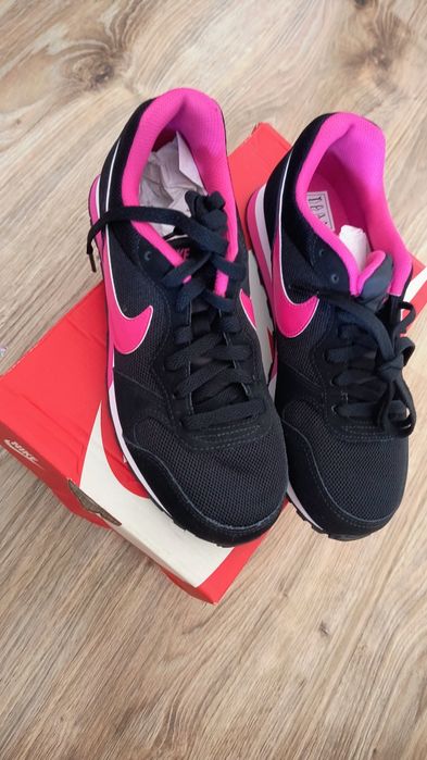 Нови маратонки Nike #38