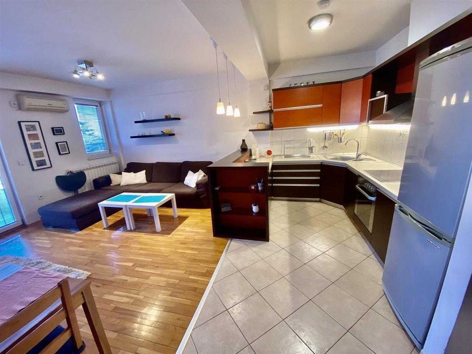 Дава се под наем Двустаен апартамент в София, Кръстова вада - 80 кв.м за 714 € - Снимка #1