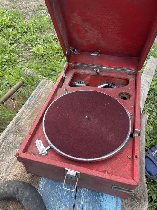 Продам Патефон оригинал в хорошем состоянии