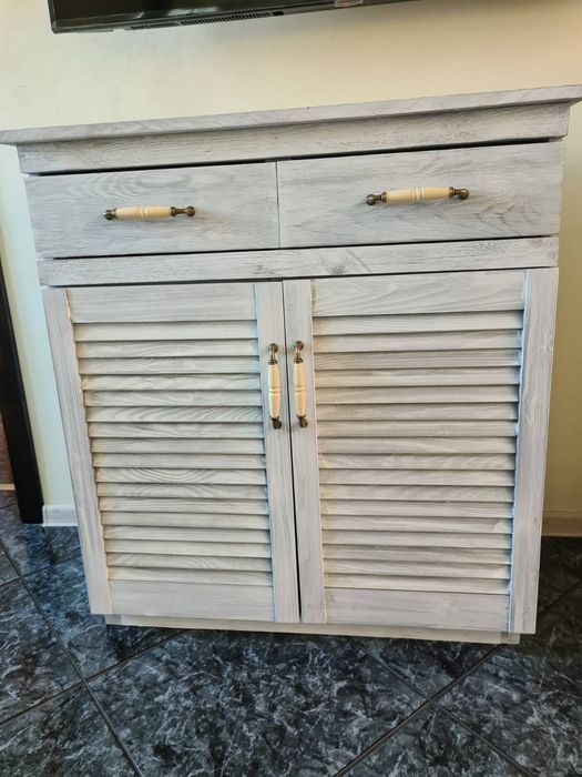 Мебели с жалузни вратички