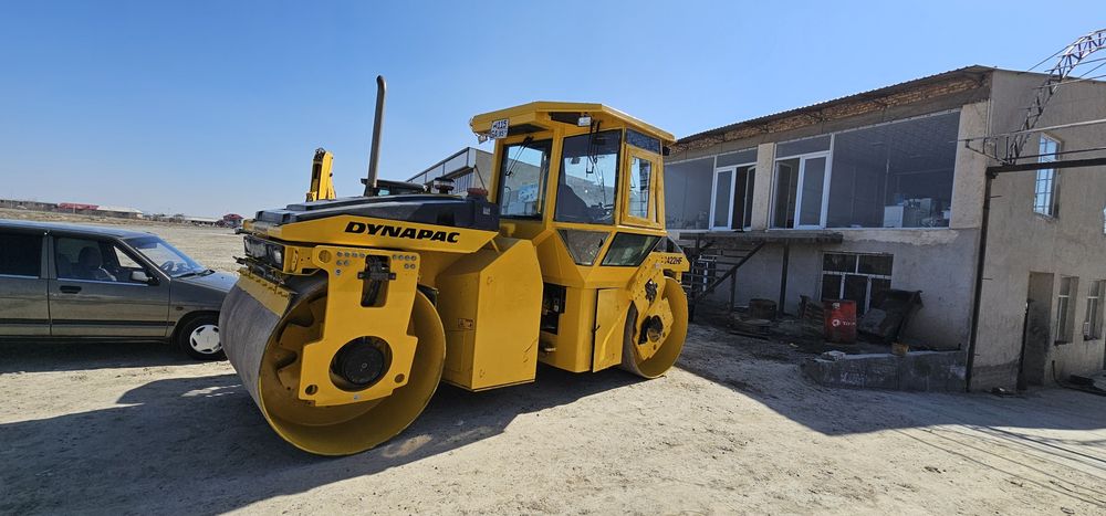 Дарожный 2 валцовий пневматический коток DYNAPAC