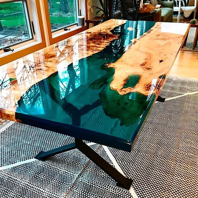 Стол из эпоксидной смолы.