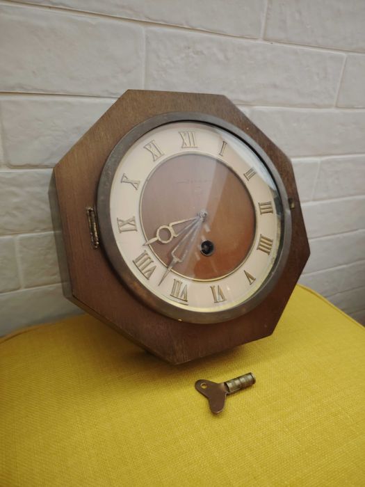 Настолен механичен часовник Весна